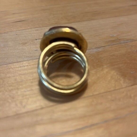 costume jewelry ring. Brushed Gold Tone Metal hand crafted metal with pink stone - Picture 10 of 11